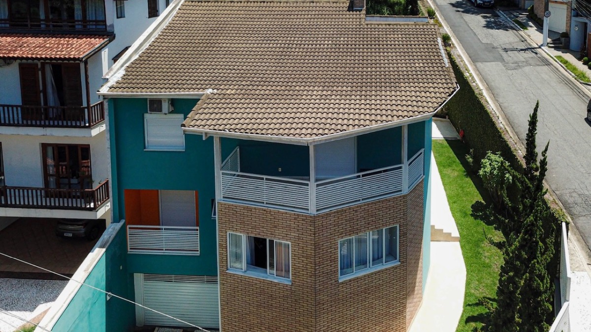 Casa em condomínio para venda com 5 quartos, sendo 4 suítes, 370m²