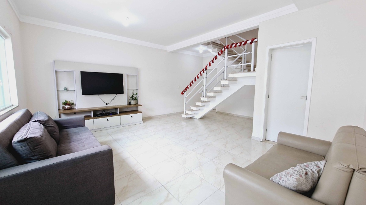 Sobrado para venda com 3 quartos, sendo 2 suítes, 180m²